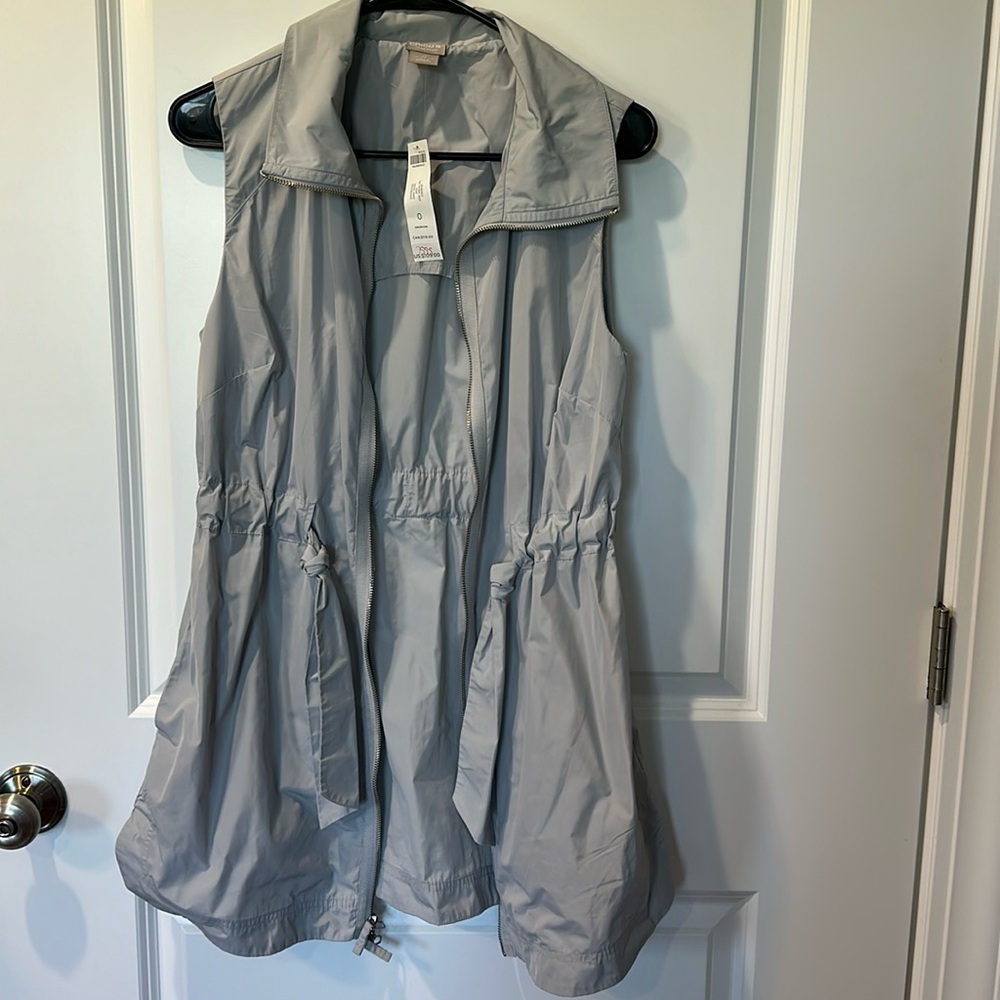 NWT Chico’s Zenergy Vest Dove Gray Size 0 (size 4/6).